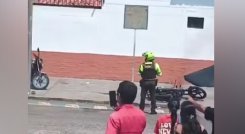 Conductor le prendió fuego a su motocicleta 