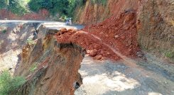 Una emergencia vial se registra en la zona rural del municipio de Hacarí ante los torrenciales aguaceros. 