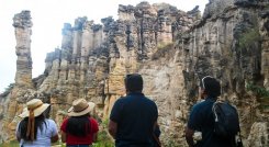 Miles de personas visitan el área única natural de Los Estoraques para admirar los encantos de la naturaleza.