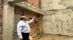 Se levanta un muro de contención para proteger las viviendas en riesgo.