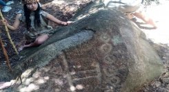 Antropólogos analizan petroglifos dejados por ancestros indígenas en la provincia.
