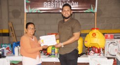 Entrega de insumos para emprendimientos. / Foto Cortesía