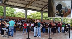 Centenares de habitantes del área metropolitana y venezolanos acudieron a los sitios adecuados por World. / Foto La Opinión