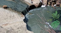 El bote de aguas negras en el barrio Montevideo 2 se encuentra expuesto en una de las vías principales del sector.