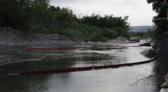 Barreras flotantes fueron instaladas sobre el río Pamplonita para mitigar cualquier riesgo de contaminación por crudo. 