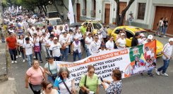 Los docentes piden que las escuelas no queden en medio del conflicto armado y que se respete el derecho a la educación. /Foto: Stefany Peñaloza / La Opinión 