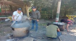 En los albergues habilitados en la ciudad se organizan las ollas comunitarias para mitigar la difícil situación de los desplazados.