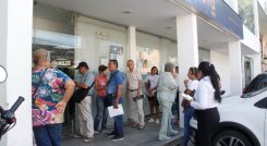 Usuarios de Nueva Eps haciendo cola para reclamar medicamentos/Foto Stefany Peñaloza/La Opinión
