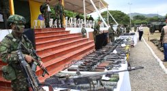 Armamento que entregaron los guerrilleros disidentes de las Farc al Ejército/Foto Carlos Ramírez