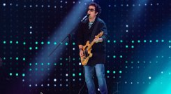 Alexis Bolaños subió al escenario para interpretar ‘Persiana Americana’, el clásico de ‘Soda Stereo’.