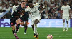 Españoles e ingleses en un partido complicado.