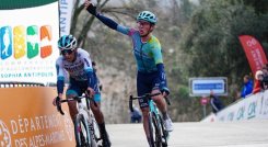 Santiago Buitrago (izquierda), entró muy cerrado en la curva y no pudo superar a Scaroni.