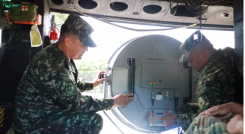 Desde el helicóptero del Ejército promueven campañas de desmovilización.