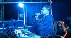 KhoMha, es un dj paisa, que triunfa en el exterior gracias a su carrera que arrancó en Medellín .