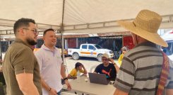Mauricio Carreño (izquierda), director Territorial de la URT dialoga aquí con familias desplazadas/Foto cortesía