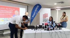 Firma de acuerdo. / Foto Leonardo Favio Oliveros-La Opinión
