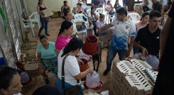 Entregan pollos. / Foro Cortesía