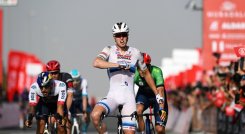 Tim Merlier le ganó en el embalaje al colombiano Sebastián Molano (izquierda), en la primera etapa de la París-Niza.
