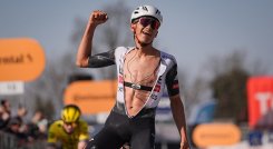 El ciclista mexicano hace historia en la carrera más antigua de Italia.