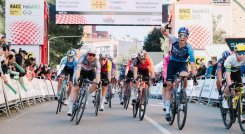 Ethan Vernon, fue el corredor del día en la Vuelta.