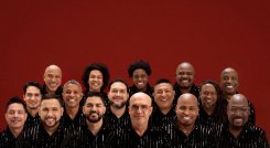 El grupo de salsa presenta un álbum que reimagina sus grandes éxitos y anuncia una gira mundial en su aniversario 45.