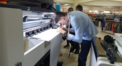 Insumos y maquinaria para confeccionistas. / Foto Leonardo Favio Oliveros-La Opinión