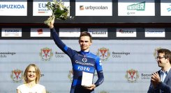 El pedalista francés fue declarado ganador de la etapa, a ser descalificado Alex Aranburu (Cofidis).