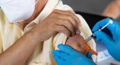 La vacunación es clave para prevenir la fiebre amarilla.