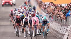 Mads Pedersen (centro), líder del Giro ganó su tercera etapa.