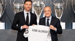 Xabi Alonso, acompañado del presidente Florentino Pérez. 