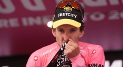 El británico Simon Yates se apoderó de la maglia rosa en la penúltima etapa. 