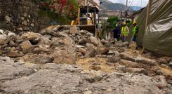 Avanzan obras de recuperación vial y adecuación de sumideros en Cuatro esquinas del barrio La Piñuela.