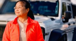 Su Min: la mujer de 60 años que escapó de su violento marido y ahora viaja por toda China. Foto tomada de @50岁阿姨自驾游 en Weibo.