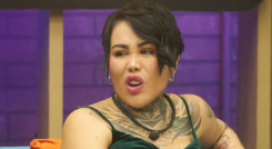 Disfrazan a burra con traje de Yina Calderón 