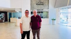 Alexander Trujillo Castro, gerente general del Hotel Casino Internacional, y Manuel Tejeiro, director de Niños de Papel./Foto cortesía