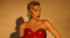Fanny Lu lanza ‘Una Vida Bien Vivida’ y celebra 20 años de música con un himno de empoderamiento.