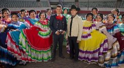 Pipe Bueno y Adriel Favela reimaginan a Vives: así suena el nuevo ‘Déjame Entrar’.