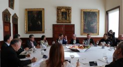 Por iniciativa de la Iglesia, los representantes de la institucionalidaad se sentaron a la mesa para conversar./Foto cortesía