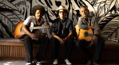 Música sin drama: Alex Cuba y Bacilos se unen en un canto a la ligereza.
