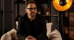 Juan Fernando Velasco canta a dúo con Julio Jaramillo, entre memoria y bits.