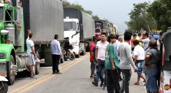 Bloqueos en la vía Cúcuta-Ocaña. / Foto Carlos Ramírez-La Opinión