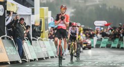 El neerlandés ganó sobre la raya cuando Pogacar y Vigengaard lo encimaban.