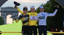 El esloveno Tadej Pogacar (centro) se coronó campeón de Tour de Francia 2025.