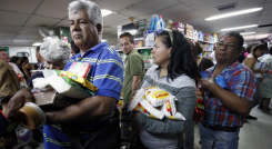 Gente haciendo mercado