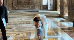 Papa-leon-XIV-gesto-emotivo