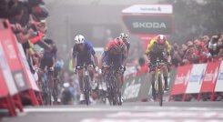 Jonas Vigengaard (de amarillo) empezó a imponer su impronta en la ronda española.