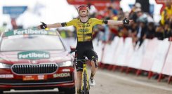 El ciclista Danes del (Visma) ganó su segunda etapa en la ronda y se acercó al liderato.   