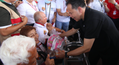 Entrega de ayudas a adultos mayores en Villa del Rosario. 