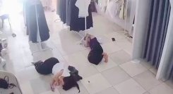 Mujer entra en pánico al encontrar una rata en sus pantalones en una tienda