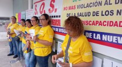 Madres de niños con discapacidades físicas protestan en las afueras de Nueva EPS/Foto Orlando Carvajal